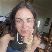 Laureata in giurisprudenza, insegnante di diritto ed economia specializzata in bisogni educativi offre lezioni e aiuto compiti